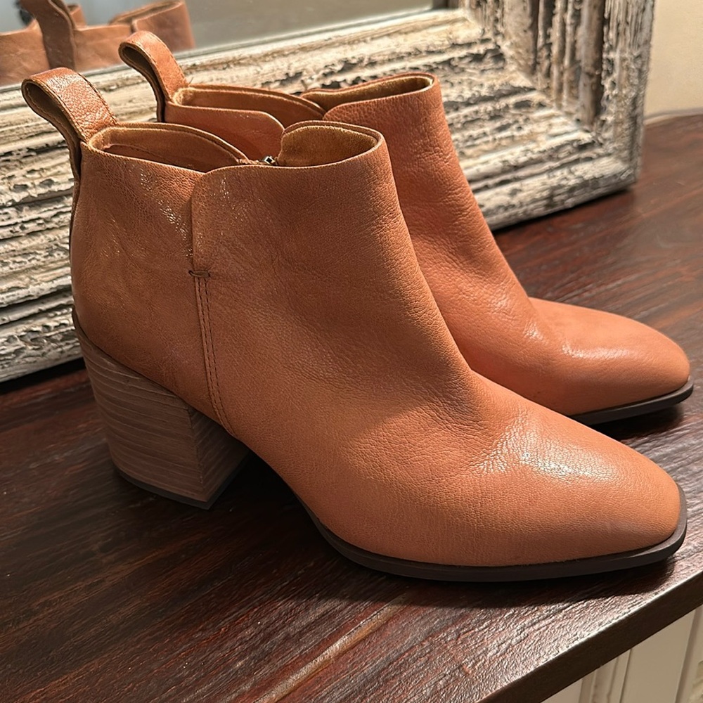 Vionic Lyssa Leather Bootie